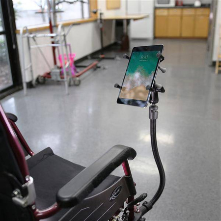 Uchwyt RAM® X-Grip® na nogę wózka inwalidzkiego do tabletów 7"-8".